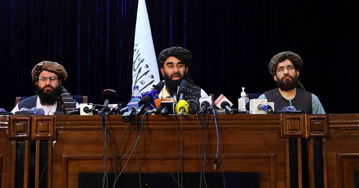Afghanistan, i talebani promettono amnistia e donne nel governo (ma sotto la sharia). L’Ue: “Uguali a prima, parlano solo meglio inglese” – DIRETTA