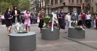 Copertina di Spagna, quattro anni fa gli attentati di Barcellona e Cambrils: le immagini della cerimonia in memoria delle vittime