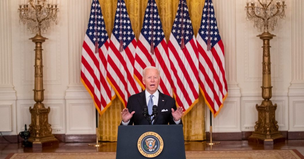 Afghanistan, Biden archivia 20 anni d’esportazione di democrazia Usa: “Non eravamo lì per costruire una nazione. Non faremo quello che non fanno gli afgani”. Poi ammette: “È caduto prima del previsto”