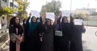 Copertina di Afghanistan, gruppo di donne protesta in strada a Kabul per rivendicare il diritto al lavoro e alla partecipazione politica: “Non cancellateci”