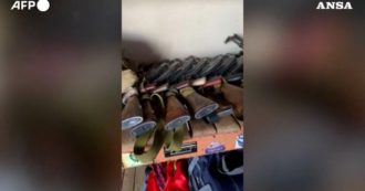 Copertina di Afghanistan, fucili e munizioni abbandonati all’aeroporto di Kabul: il deposito di armi lasciato incustodito. La video-denuncia di un militare Usa