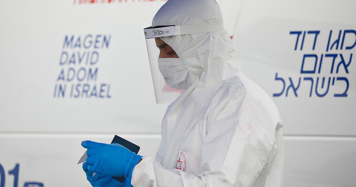 Covid, contagi e record di casi in Israele. Il dirigente medico: “Siamo nel pieno della quinta ondata ma abbiamo soltanto 80 pazienti in assistenza ventilatoria”