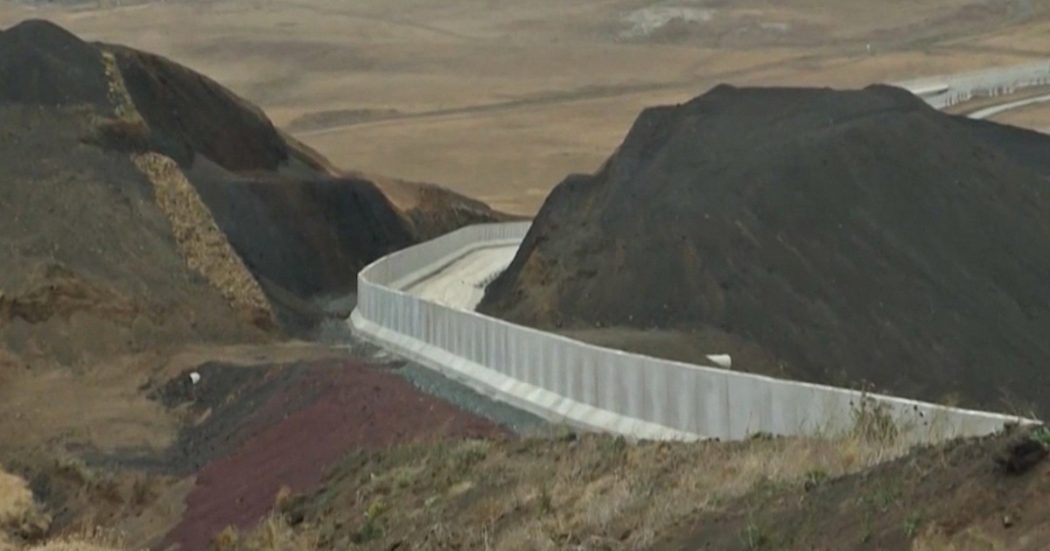 Turchia, completati i primi 156 chilometri del muro costruito al confine con l’Iran per bloccare i migranti