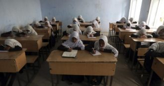 Copertina di Afghanistan, l’associazione che riapre le scuole e distribuisce libri casa per casa: “Non fate chiudere le classi. Ne va del nostro futuro”