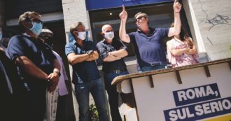 Copertina di La super-idea di Calenda: assembrati per dire “sì vax”