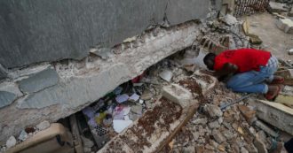 Copertina di Haiti: 2mila morti e 10mila feriti. Allarme Save the children: “Servono rifornimenti”. La Cei stanzia un milione di euro dall’8×1000
