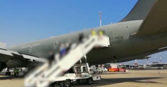 Copertina di Atterrato a Fiumicino volo dell’Aeronautica Militare con a bordo 86 passeggeri afghani: le immagini dell’arrivo – Video
