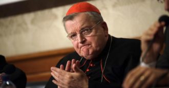 Copertina di Covid, il cardinale Burke ricoverato in terapia intensiva: “Condizioni gravi”. Diceva che i vaccini sono fatti con microchip e feti