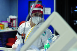 Copertina di Coronavirus, 9.503 nuovi casi e 92 morti: tasso di positività al 3,2%. I ricoverati con sintomi in netto aumento: +282