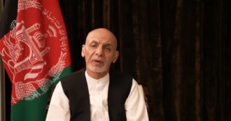 Copertina di Afghanistan, l’ex presidente Ashraf Ghani parla in video per la prima volta dopo la fuga: “Costretto ad andarmene per evitare un bagno di sangue”