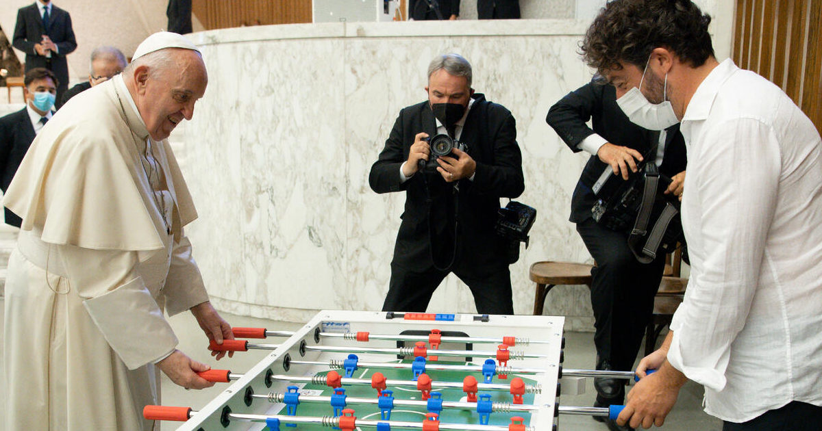 Papa Francesco gioca a biliardino con un fedele dopo l’udienza generale. La foto fa il giro del web