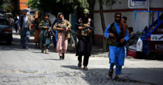 Copertina di Afghanistan, diretta – In centinaia protestano a Jalalabad, i talebani sparano: almeno 3 morti. Ponte aereo italiano: 86 arrivati a Fiumicino