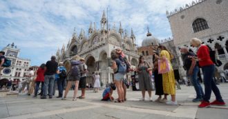 Copertina di Venezia, ora il Comune vuol raddoppiare il ticket di ingresso: costerà dieci euro nei giorni più affollati. “Obiettivo scoraggiare gli arrivi”