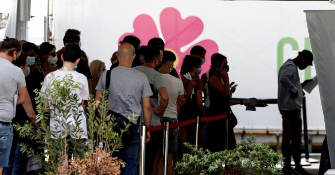 Ad agosto in ferie anche i vaccini: dodici milioni ancora a zero dosi