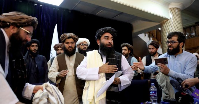 In Edicola sul Fatto Quotidiano del 18 Agosto: I Talebani fanno i democristiani. Afghanistan la prima conferenza stampa da “moderati”