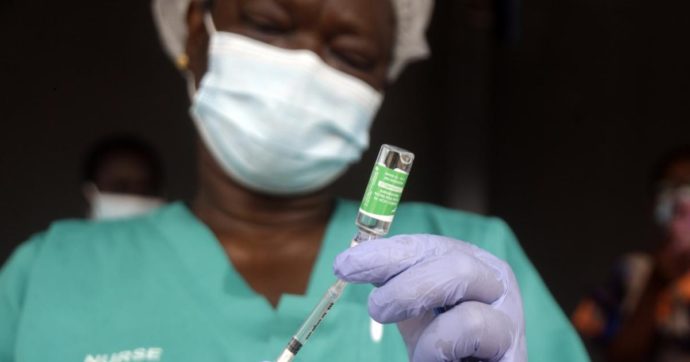 Vaccini, Oms dice no alla terza dose per i Paesi ricchi: “Ci opponiamo fermamente, priorità per gli Stati meno immunizzati”