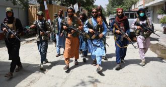 Copertina di Orrore talebano, cadavere appeso a una gru in una piazza di Herat: “Uccisi quattro uomini che avevano organizzato un rapimento”