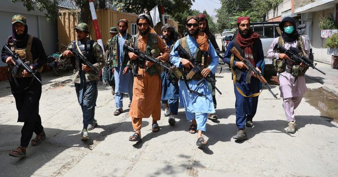 Orrore talebano, cadavere appeso a una gru in una piazza di Herat: “Uccisi quattro uomini che avevano organizzato un rapimento”