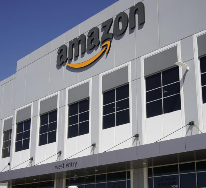 Aborto, Amazon si dice pronta a pagare le spese per le dipendenti: “Fino a 4.000 dollari se non disponibile entro 100 miglia”