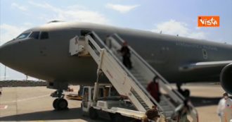 Copertina di Atterrato a Fiumicino volo con 202 afghani grazie al ponte aereo Roma-Kabul: le immagini dell’arrivo – Video