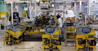 Copertina di Toyota, Ford e Stellantis, nuovi stop alla produzione a causa della carenza di semiconduttori