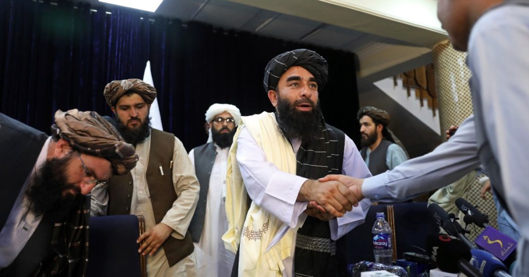 Afghanistan, Talebani: “Il nuovo governo sarà islamico. Le donne non avranno ruoli apicali”. Falliti i colloqui con la resistenza del Panshir, islamisti: “Deponete le armi”