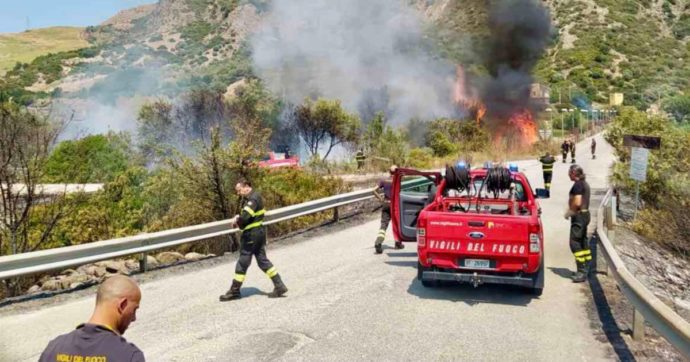 Copertina di Incendi in Calabria, quinta vittima: “Siamo stremati”