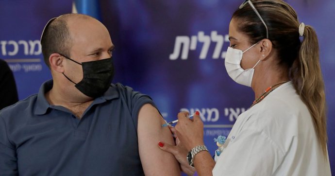 Covid, terza dose in Israele ai 40enni. Vaccinato anche il premier Bennett: “Condivideremo tutti i dati e le informazioni”