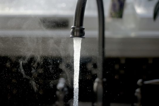 Copertina di Consumo di acqua: chiudere i rubinetti è utile, ma il grande spreco viene dal cibo