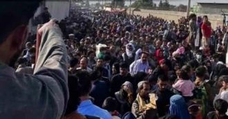 Copertina di Il racconto dall’aeroporto di Kabul: “Persone continuano ad arrivare, sperano di partire ma è molto difficile. Sembra la fine del mondo”