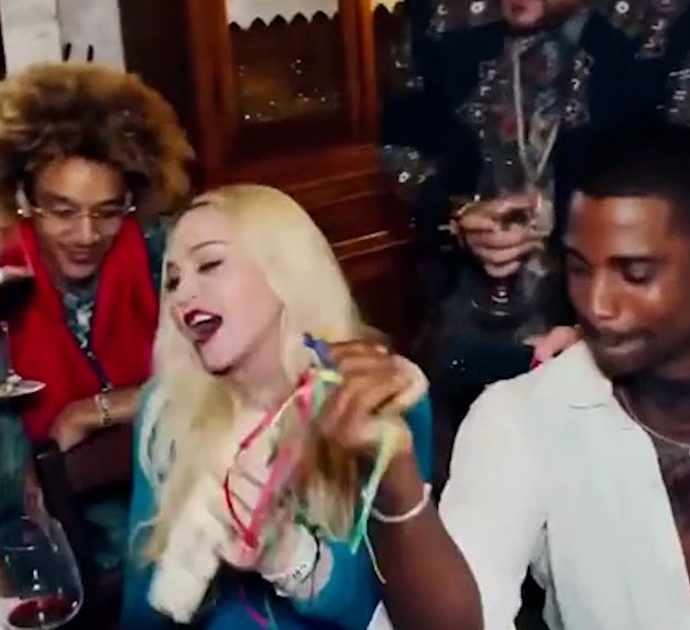 Madonna canta e balla ‘Bella ciao’ in un ristorante di Ostuni