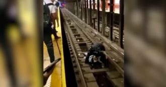 Copertina di New York, poliziotto salva un uomo caduto sui binari della metropolitana. Il video diffuso su Twitter