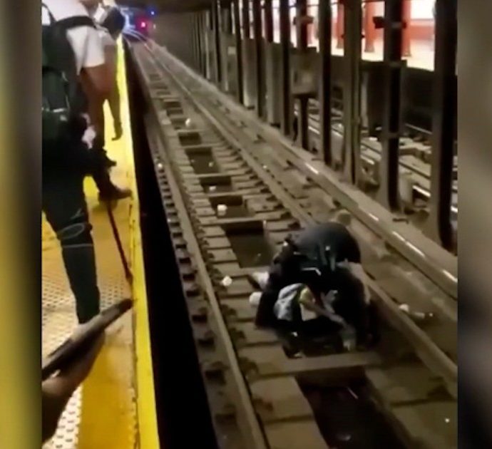 New York, poliziotto salva un uomo caduto sui binari della metropolitana. Il video diffuso su Twitter