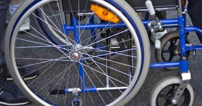 Tredicenne disabile muore dopo essere caduto da sedia a rotelle all’uscita da scuola, aperta inchiesta