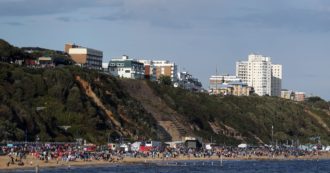 Copertina di Troppe risse in spiaggia: il comune vieta l’affitto di sdraio o lettini. La curiosa decisione di una cittadina inglese