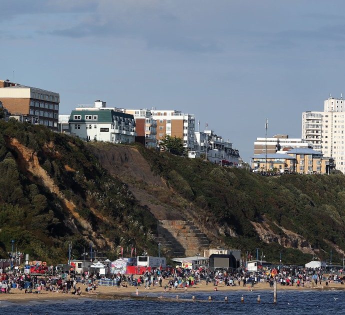 Troppe risse in spiaggia: il comune vieta l’affitto di sdraio o lettini. La curiosa decisione di una cittadina inglese