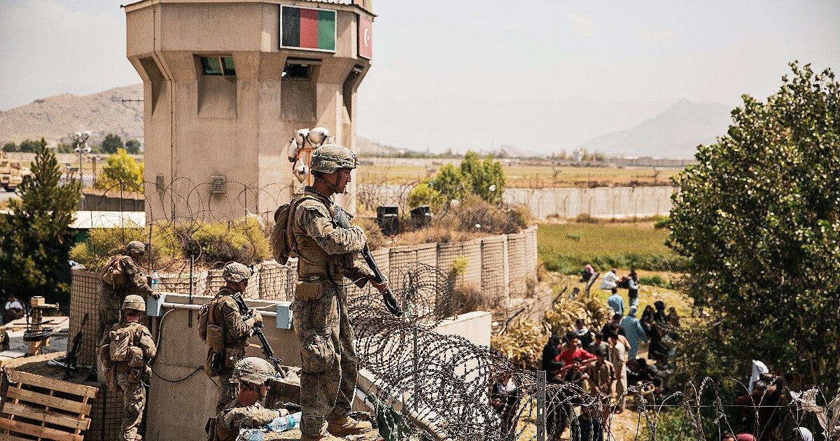 Afghanistan, all’aeroporto di Kabul è il “pandemonio”: 3 morti. L’ambasciata americana: “Non andate, è pericoloso”. Media Usa: “Si temono attacchi dell’Isis”