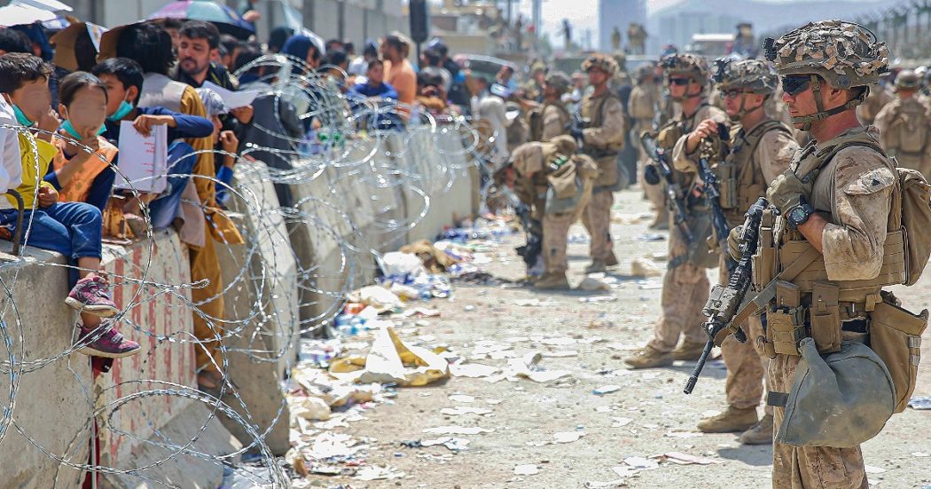 Afghanistan, i talebani all’assalto della resistenza nel Panshir. Altri 7 morti all’aeroporto di Kabul, mossa estrema di Biden: uso dei voli civili