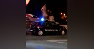 Copertina di Saltano completamente nudi sull’auto del Carabinieri: arrestati due turisti tedeschi nel Modenese