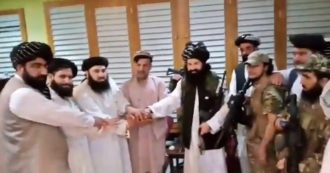 Copertina di Afghanistan, il fratello dell’ex presidente Ghani giura fedeltà ai talebani: il video della cerimonia a Kabul