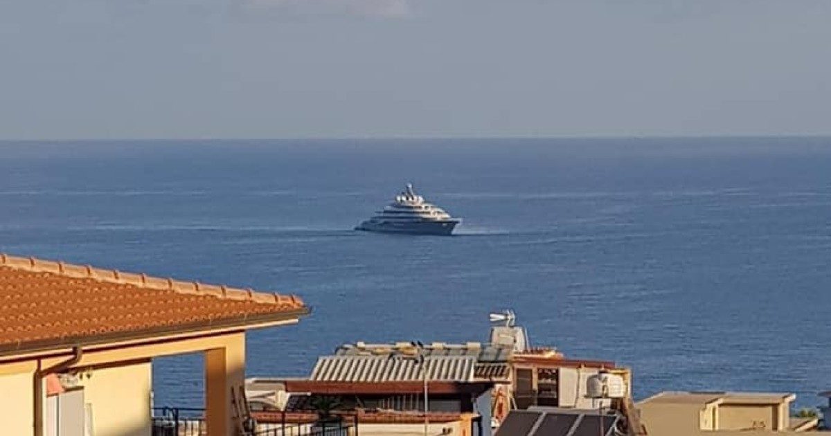 Jeff Bezos in vacanza in Italia? Il mega yacht Flying fox avvistato in Sicilia. Ecco dove si trova