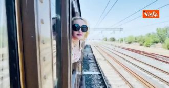 Copertina di Madonna saluta la Puglia e pubblica un video girato a bordo di un treno storico: “Ciao Italia…”