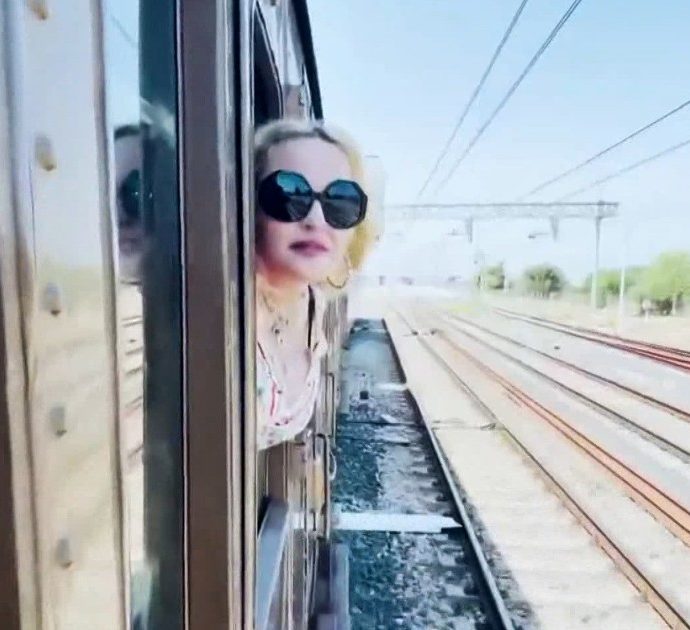 Madonna saluta la Puglia e pubblica un video girato a bordo di un treno storico: “Ciao Italia…”