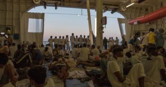 Copertina di Migranti, la nave di Medici senza frontiere a poche miglia da Agrigento chiede un porto sicuro: a bordo 322 persone