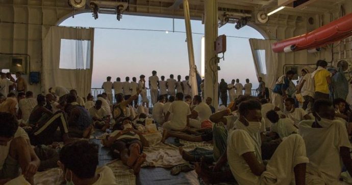 Migranti, la nave di Medici senza frontiere a poche miglia da Agrigento chiede un porto sicuro: a bordo 322 persone