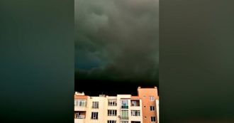 Copertina di Ucraina, la “shelf cloud” è spettacolare (e spaventosa): le immagini della nube sopra la città di Lviv