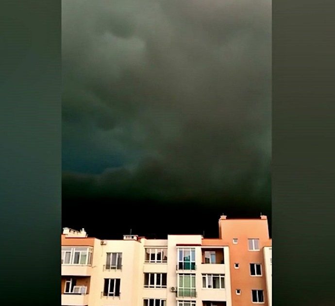 Ucraina, la “shelf cloud” è spettacolare (e spaventosa): le immagini della nube sopra la città di Lviv