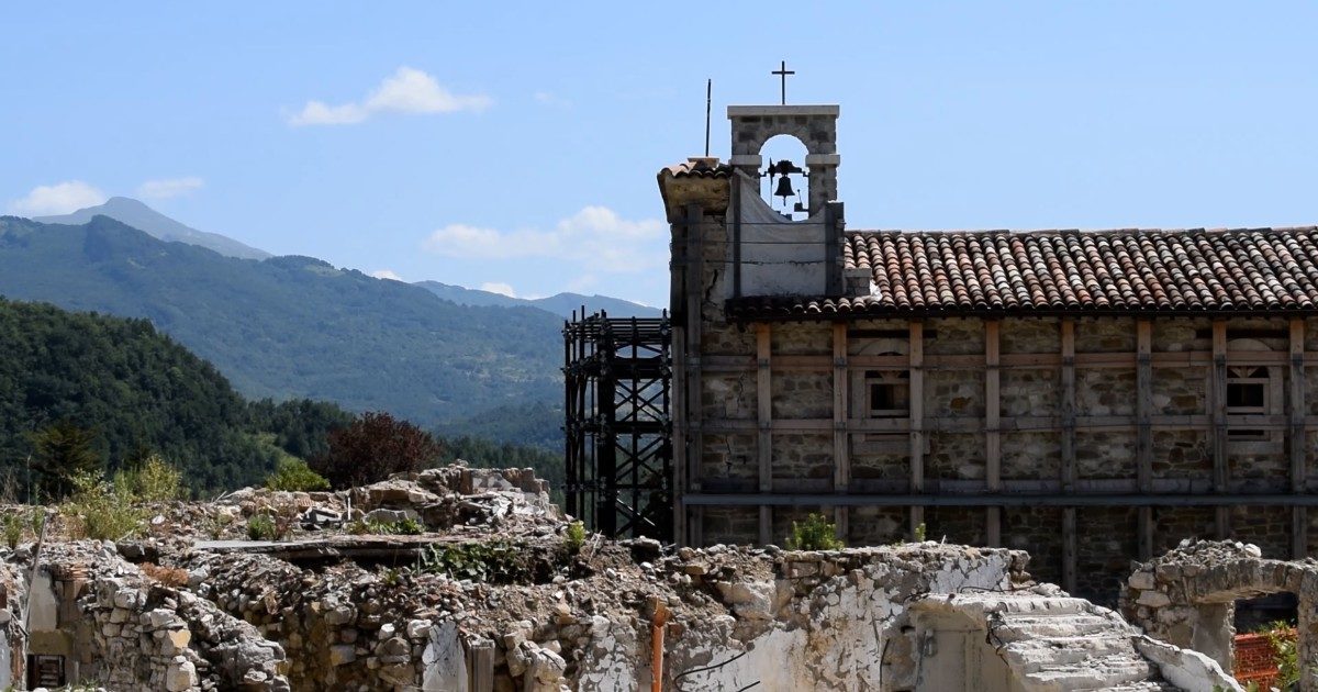 Sisma del Centro Italia, cinque anni dopo ancora più di 35mila sfollati: “Benvenuti nel dimenticatoio d’Italia”. La ricostruzione accelera ma c’è chi aspetta la prima impalcatura