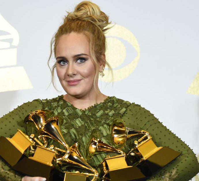 Adele chiede un prestito record da 38 milioni per comprare l’ex villa di Sylvester Stallone a Beverly Hills