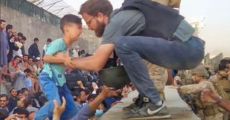 Tommaso Claudi, il viceconsole italiano porta in salvo un bambino afghano all’aeroporto di Kabul. E la foto diventa virale